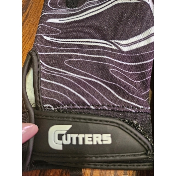 Cutters Game Day Receiver Youth Sports Gloves Black Topo - Picture 8 of 15